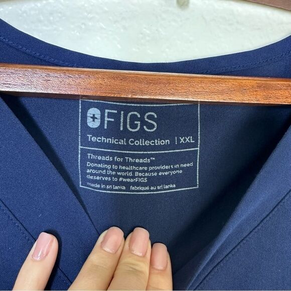Figs Men's Leon Three Pocket Scrub Top in Navy Size XXL - Picture 7 of 10